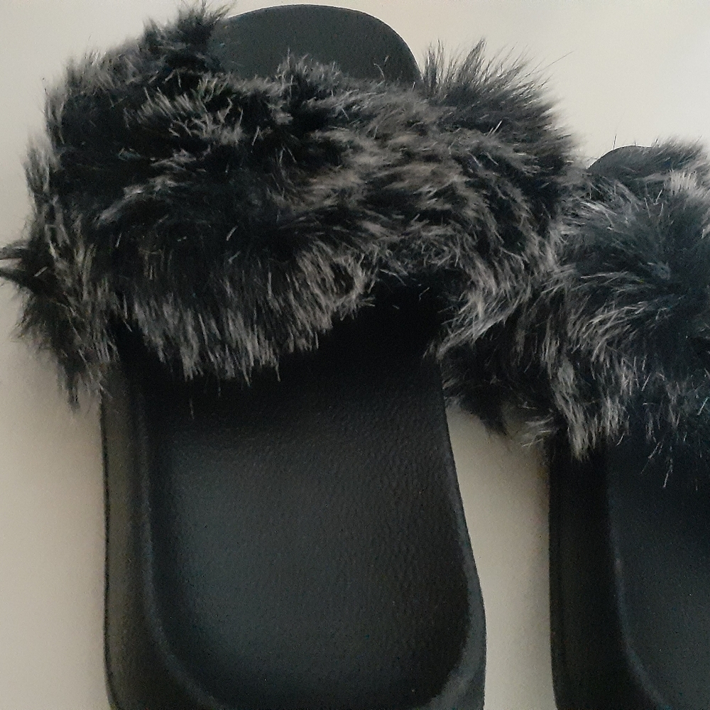 SOLD OUT Furry Sandals - Picture 3 of 10